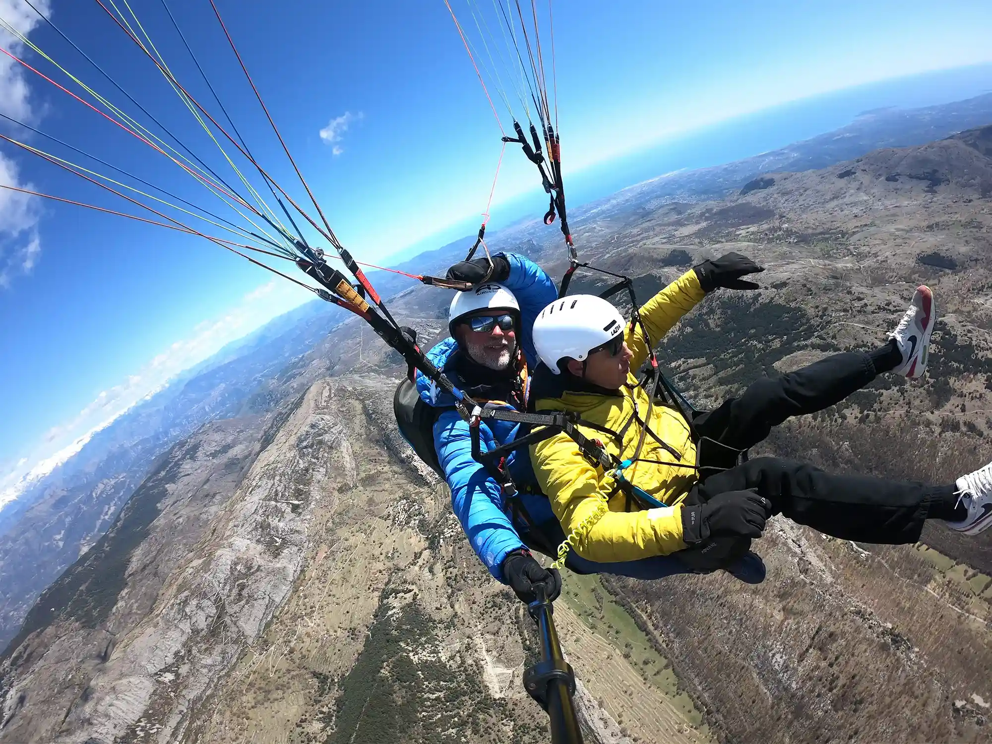 Vol biplace en parapente sur la Côte d’Azur, Alpes-Maritimes, au-dessus du massif du Cheiron avec l’école Les Voyageurs du Ciel