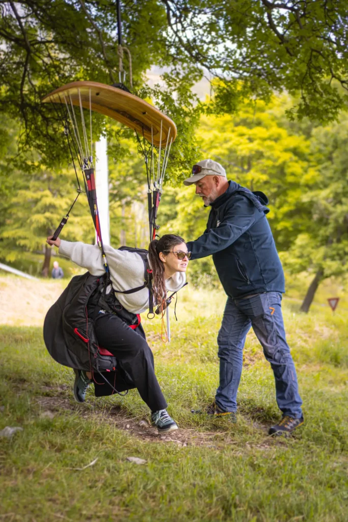 Élève et moniteur sur portique d’entraînement à Gréolières, école de parapente Côte d’Azur, Alpes-Maritimes 06, PACA, formation parapente, apprendre le parapente, initiation vol solo