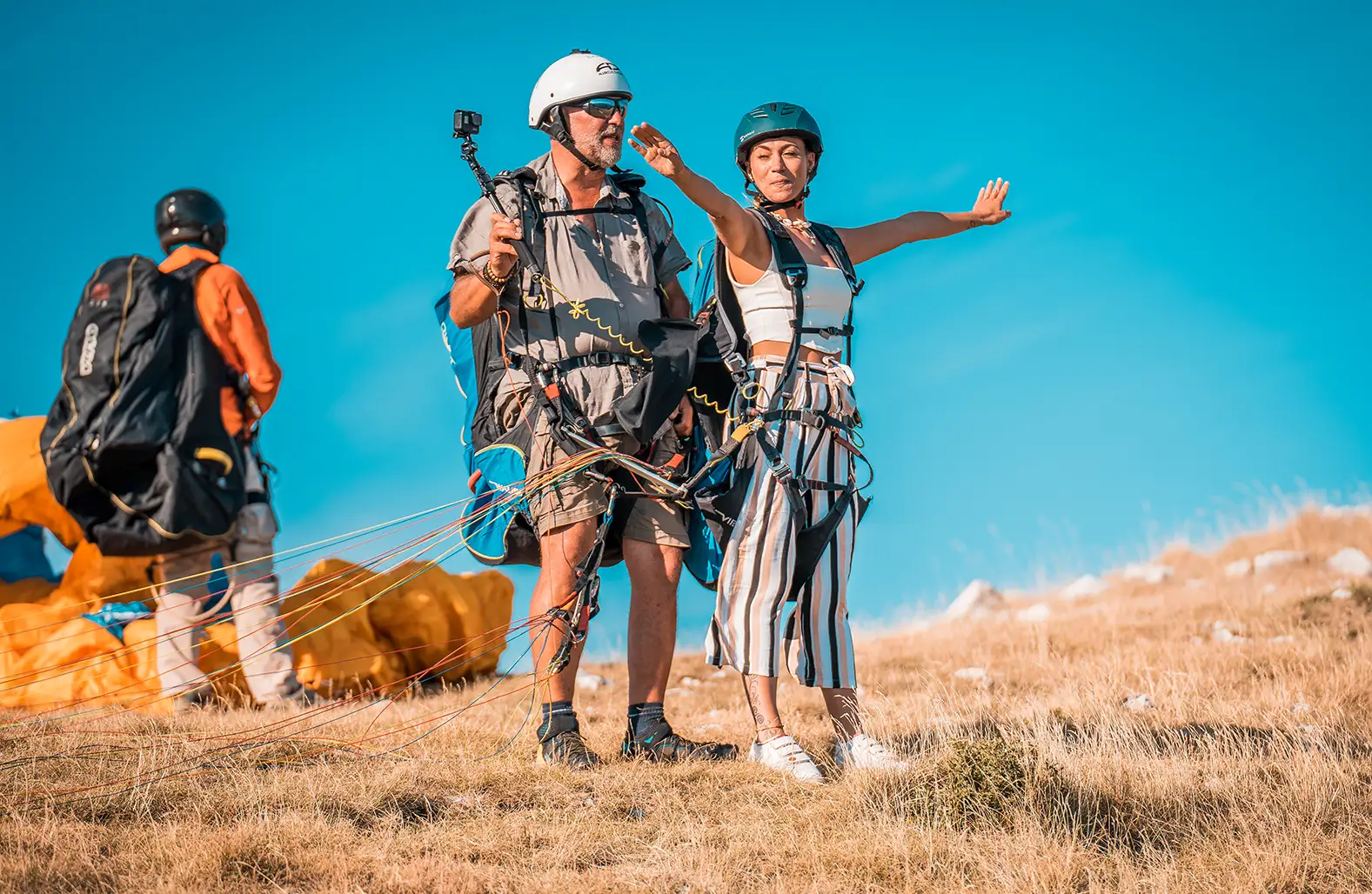 Moniteur préparant un vol biplace en parapente à Gréolières, Côte d’Azur, Alpes-Maritimes, école Les Voyageurs du Ciel