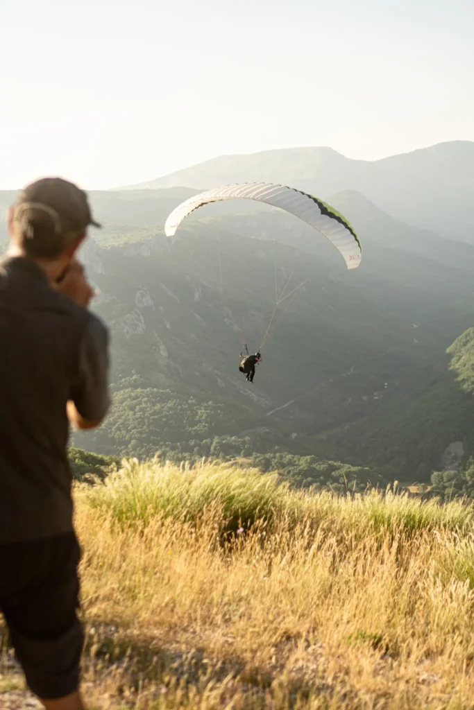 Parapentiste débutant en décollage guidé par un moniteur, école de parapente à Gréolières, Côte d’Azur, Alpes-Maritimes 06, PACA, formation parapente, apprendre le parapente, vol solo, site emblématique parapente sud de la France